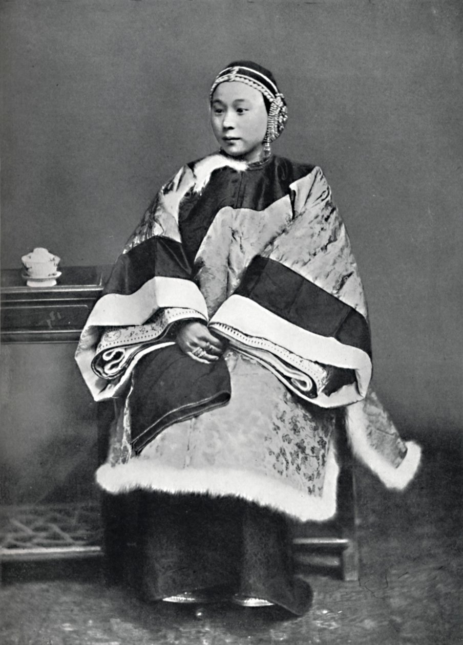 Una signora cinese di alto rango in costume completo, 1902 da Unbekannt