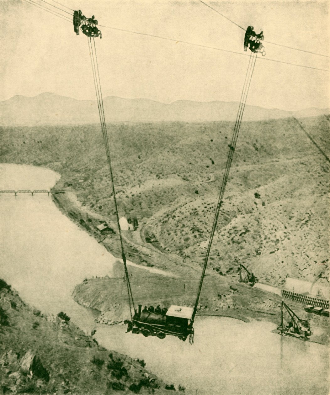 Un motore di un appaltatore che viene trasportato attraverso un canyon, Rio Grande, New Mexico da Unbekannt