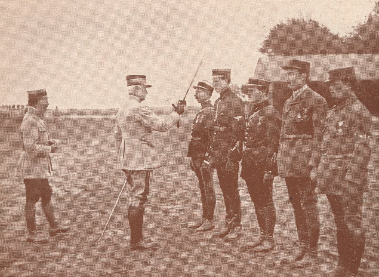 Un generale francese che conferisce decorazioni agli aviatori, c1918 da Unbekannt