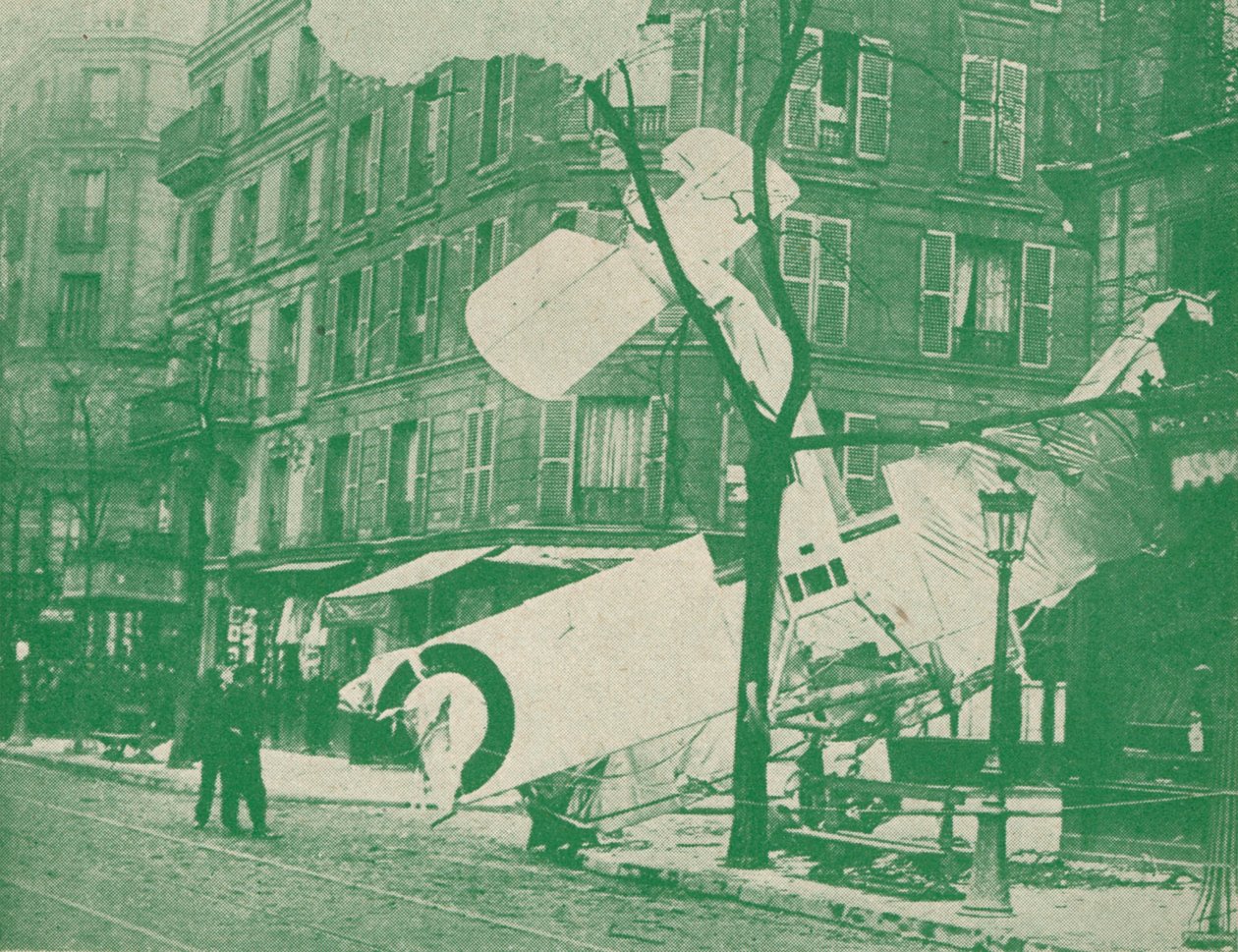 Un aeroplano francese scende in una strada di Parigi, c1917 1919 da Unbekannt