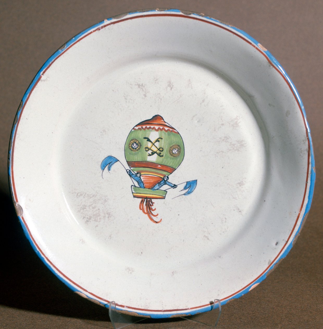 Un piatto di faience francese con aeronauti con bandiere, 1785 da Unbekannt