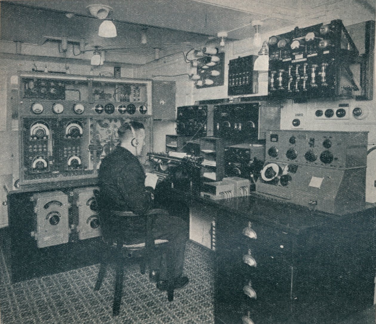 Un operatore radio Marconi che riceve messaggi wireless mentre l