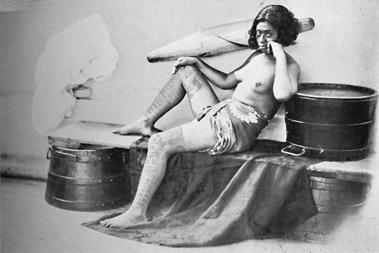 Una donna Marquesa con la parte inferiore delle gambe completamente tatuata da Unbekannt