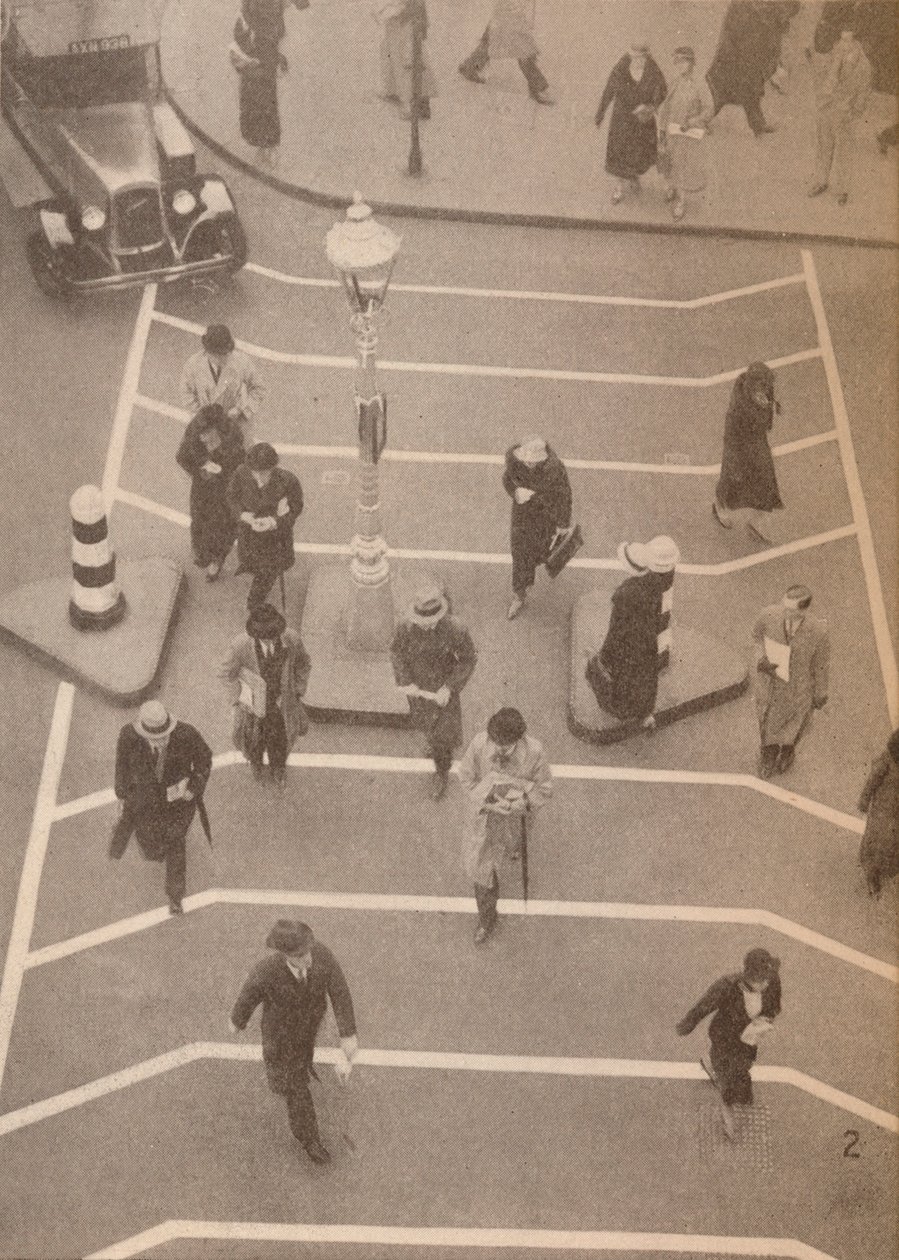Una corsia di sicurezza di fronte alla stazione di Charing Cross, c1934, 1935 da Unbekannt