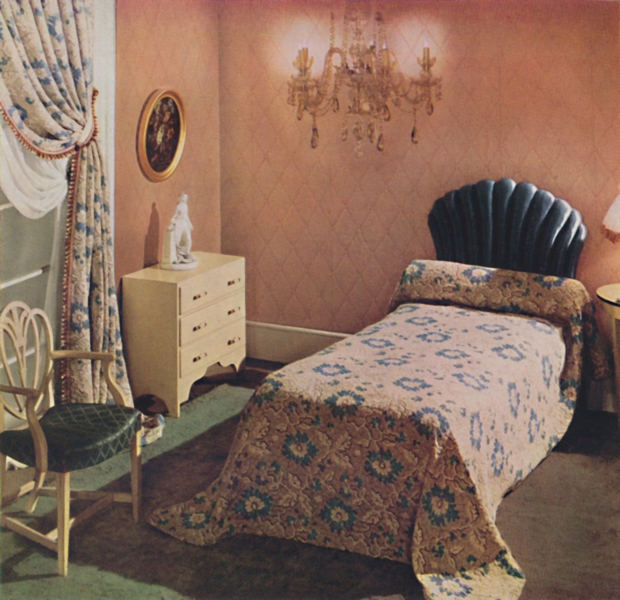 Un copriletto Vantona Court dona una nota lussuosa a questa camera da letto, 1942 da Unbekannt