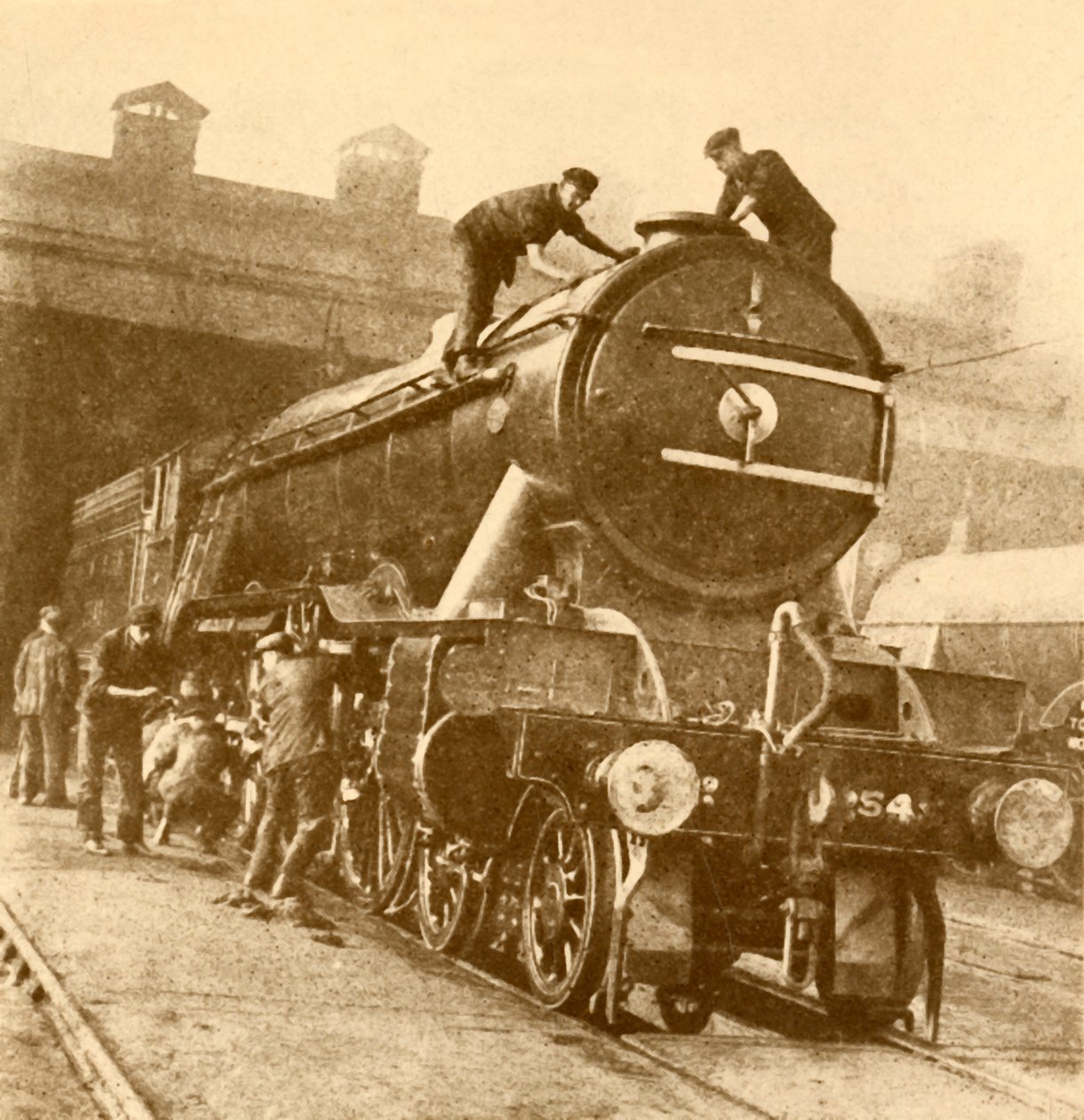 Un lavaggio e una spazzolata per il Flying Scotsman, c1930 da Unbekannt
