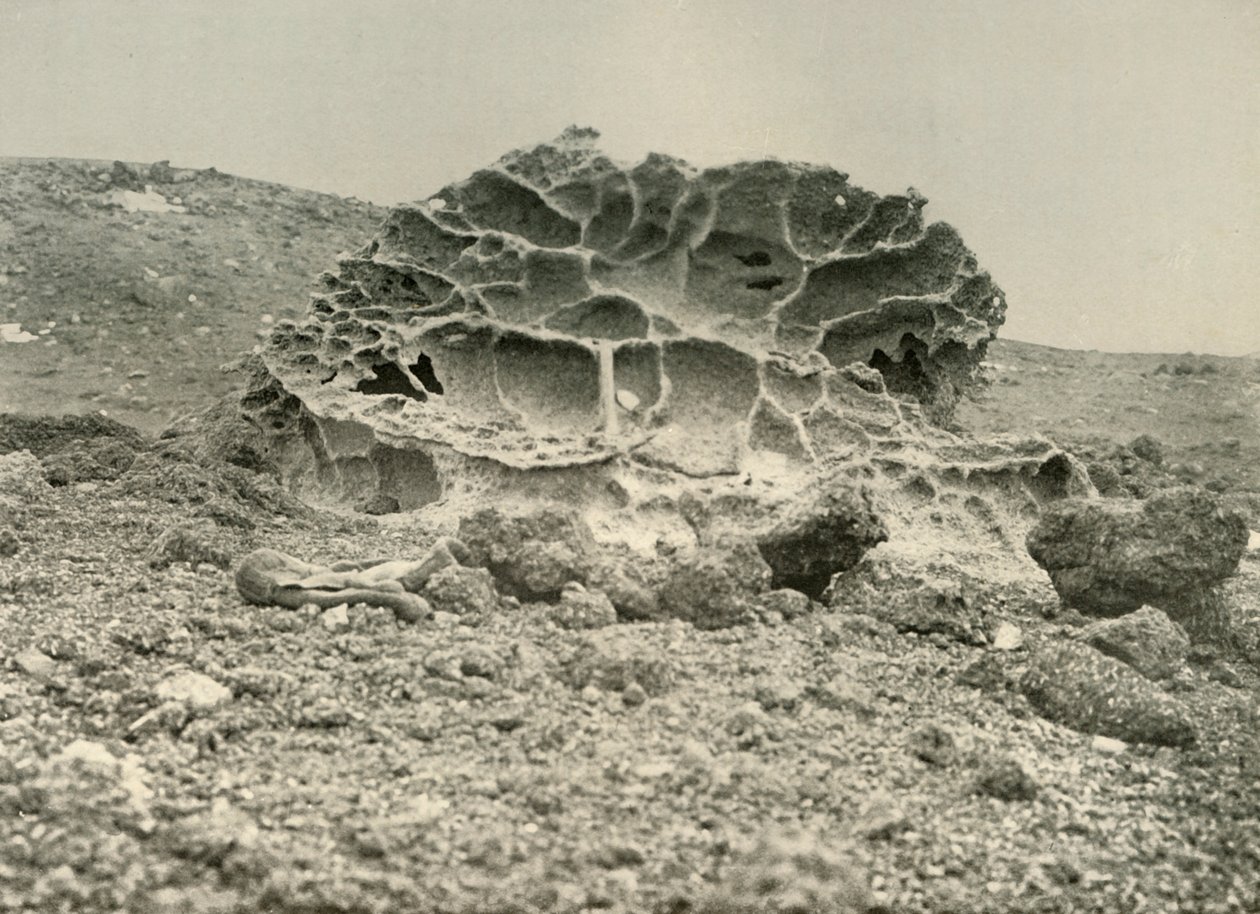 Un masso di kenyte eroso vicino ai quartieri invernali, c1908, 1909 da Unbekannt