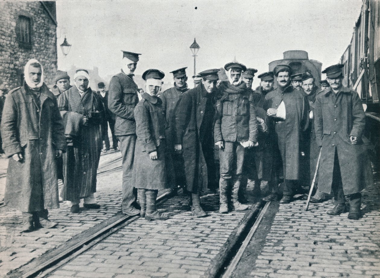 Un gruppo di feriti di Neuve Chapelle in una stazione ferroviaria francese, 1915 da Unbekannt