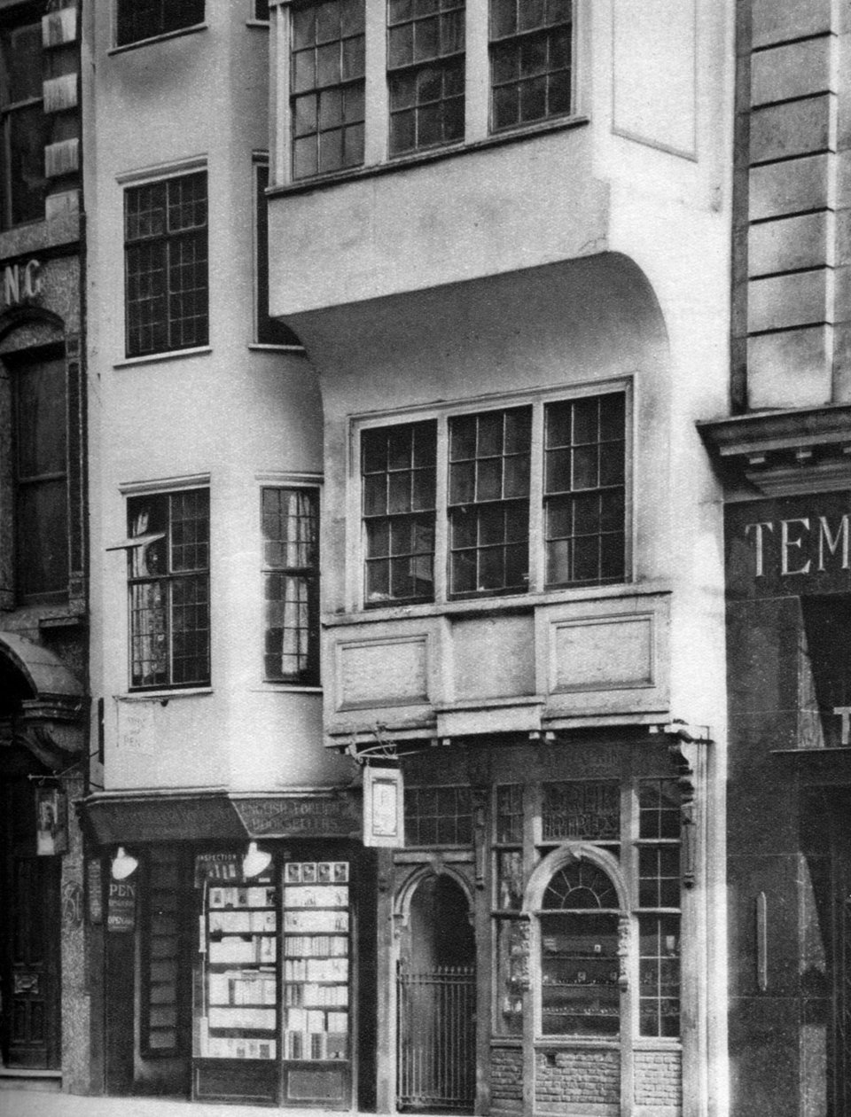 Una libreria e tabaccheria nello Strand, Londra, 1926-1927 da Unbekannt