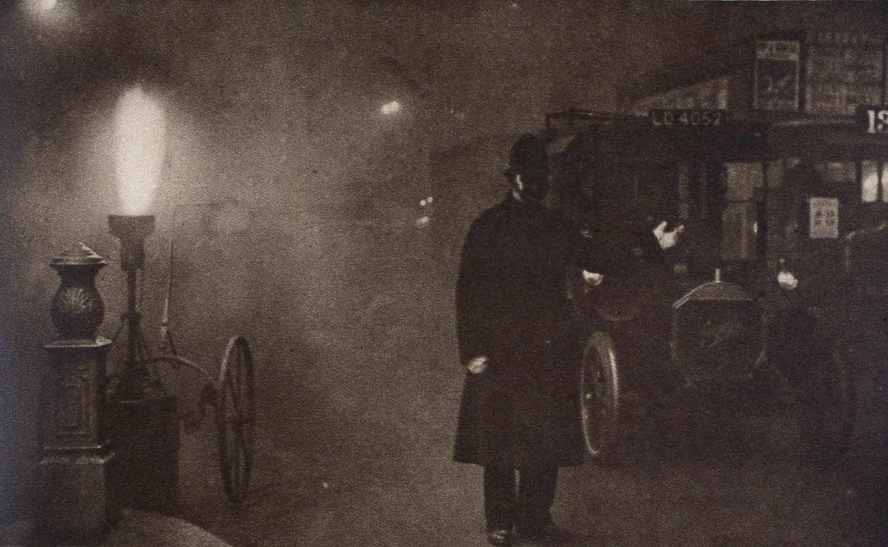 Un poliziotto che dirige il traffico nella nebbia, Londra, c1910s-c1920s da Unbekannt