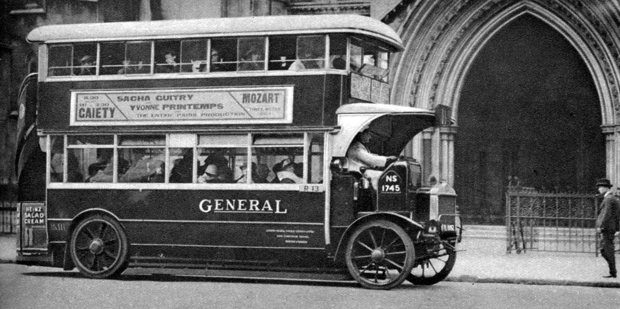 Un autobus a due piani davanti ai Tribunali, Londra, 1926-1927 da Unbekannt