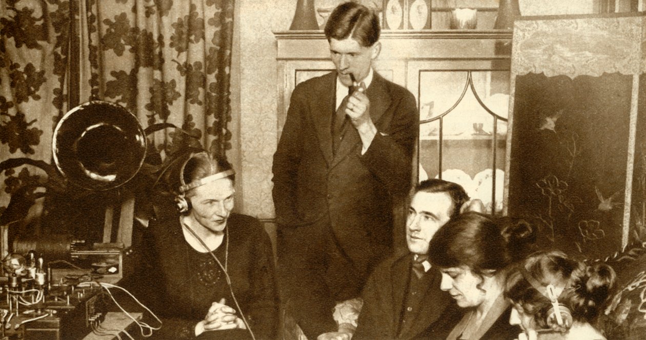 Una famiglia ascolta i risultati delle elezioni generali del 1923 da Unbekannt