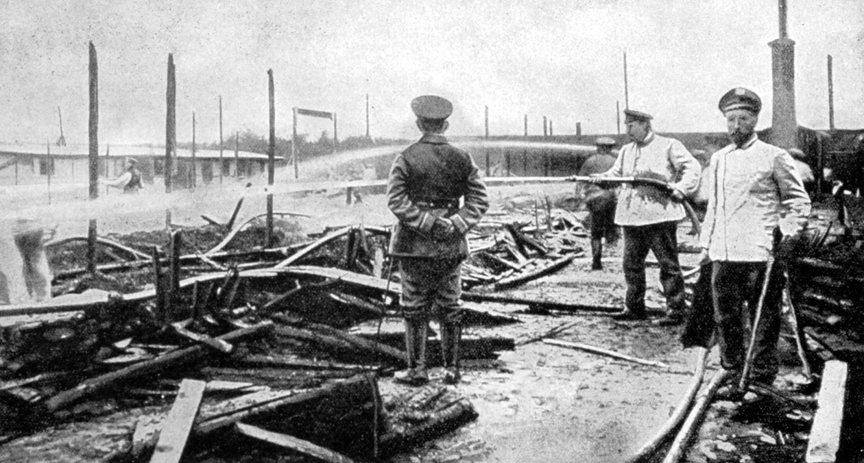Un campo di prigionia danneggiato dal fuoco in Germania, Prima Guerra Mondiale, 1915 da Unbekannt