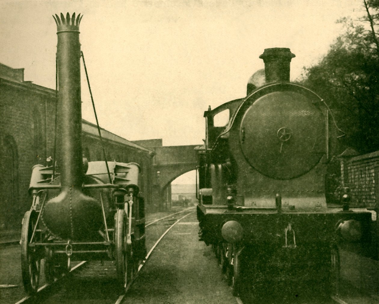 Un modello a grandezza naturale della Rocket di Stephenson accanto a una locomotiva della classe George the Fifth, Londra da Unbekannt
