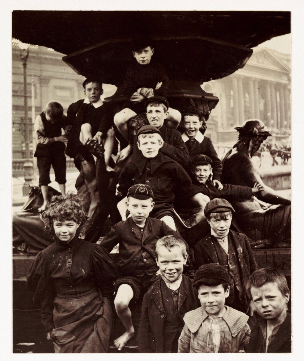 Un gruppo di bambini davanti alla fontana Steble, Liverpool, fotografato da un fotografo sconosciuto intorno al 1905 da Unbekannt