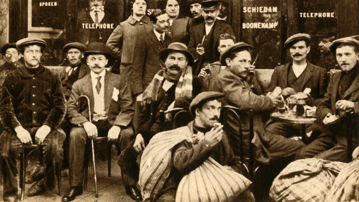 Un gruppo di lavoratori rifugiati in un caffè a Parigi, Prima Guerra Mondiale, 1914-1918, 1933 da Unbekannt