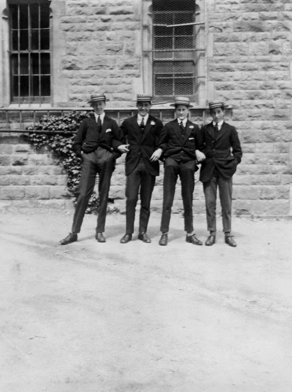 Un gruppo di scolari o studenti, c. 1900-1930 da Unbekannt