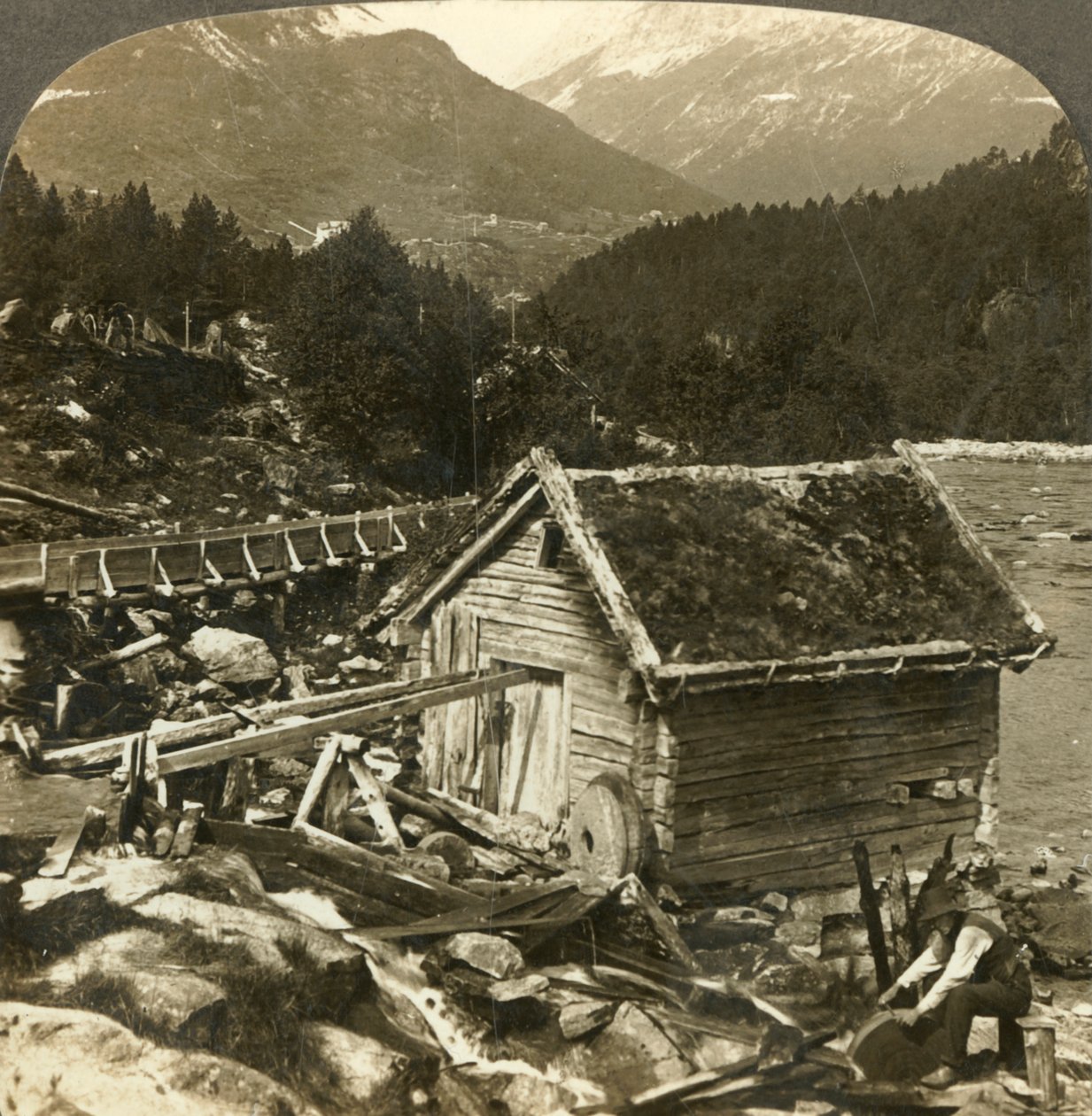 Un mulino costruito in legno e una mola ad acqua, sul fiume Stalheims, Naerodal, Norvegia, c1905 da Unbekannt