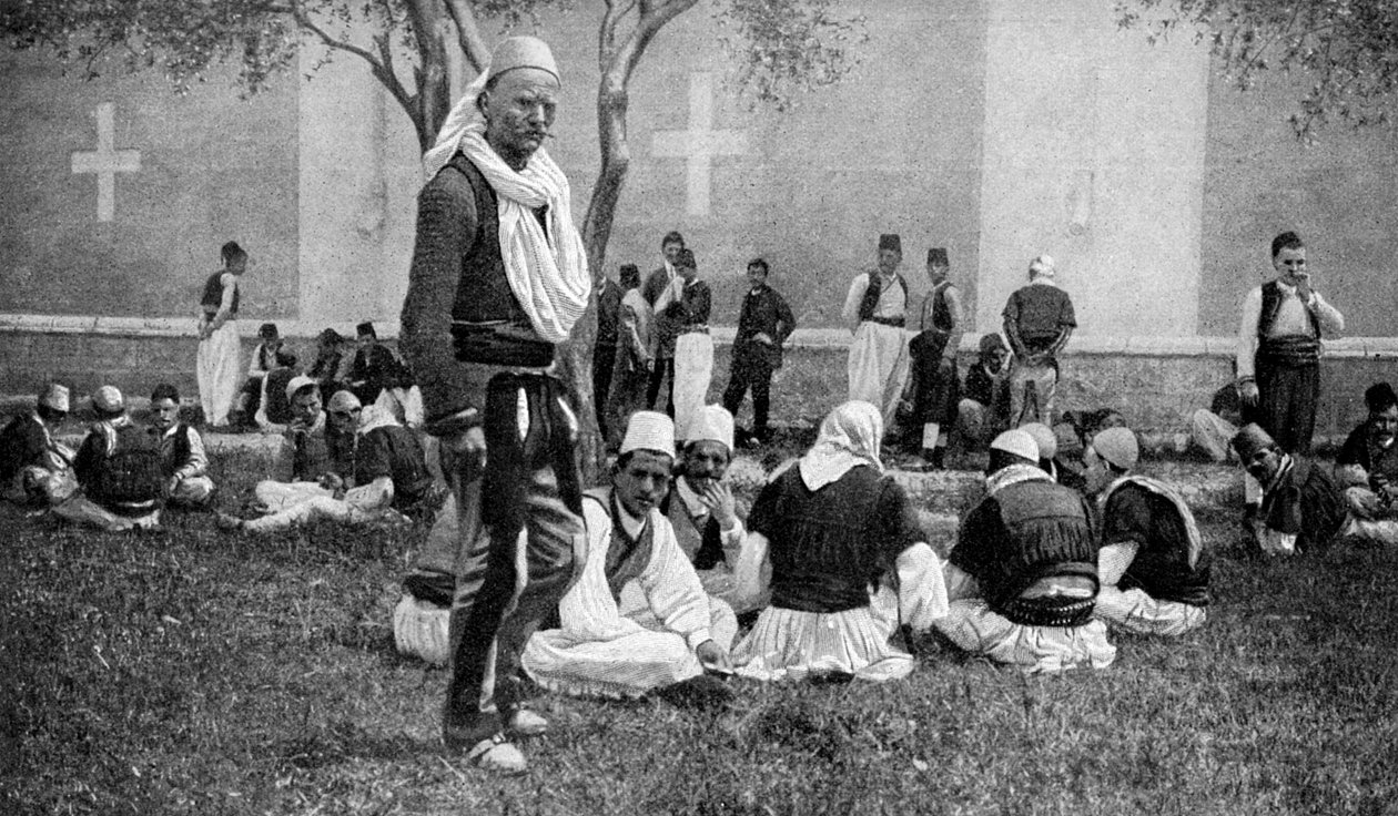 Incontro di montanari Mirdite e loro parenti di città fuori da una cattedrale di Scutari, Turchia da Unbekannt