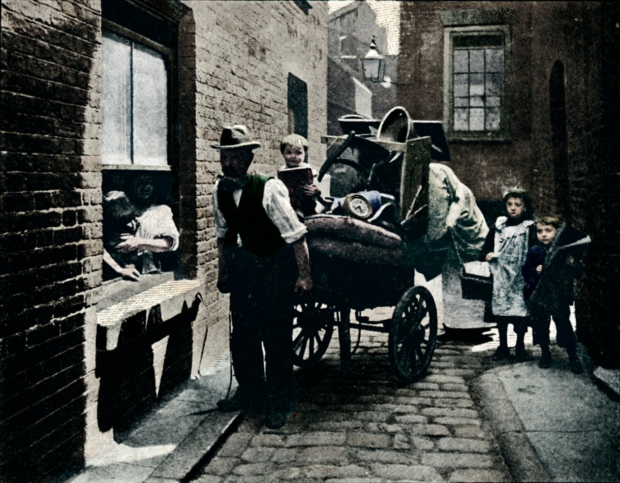 Un trasloco a Slumopolis, Londra, c1901 da Unbekannt