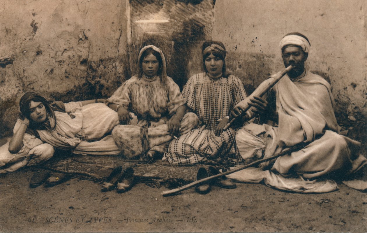 Una fotografia che raffigura persone arabe tradizionali, c1909 da Unbekannt