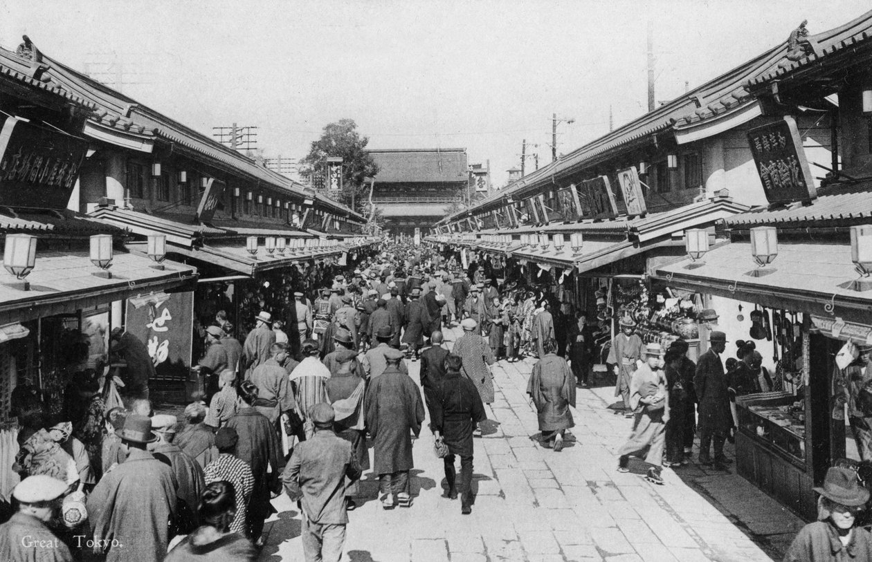 Una fila di negozi ad Asakusa, Tokyo, XX secolo da Unbekannt