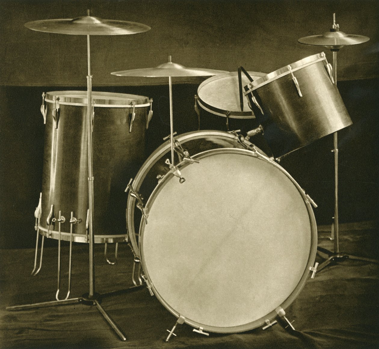 Un set di strumenti a percussione tamburi e piatti di fabbricazione cecoslovacca, 1948 da Unbekannt