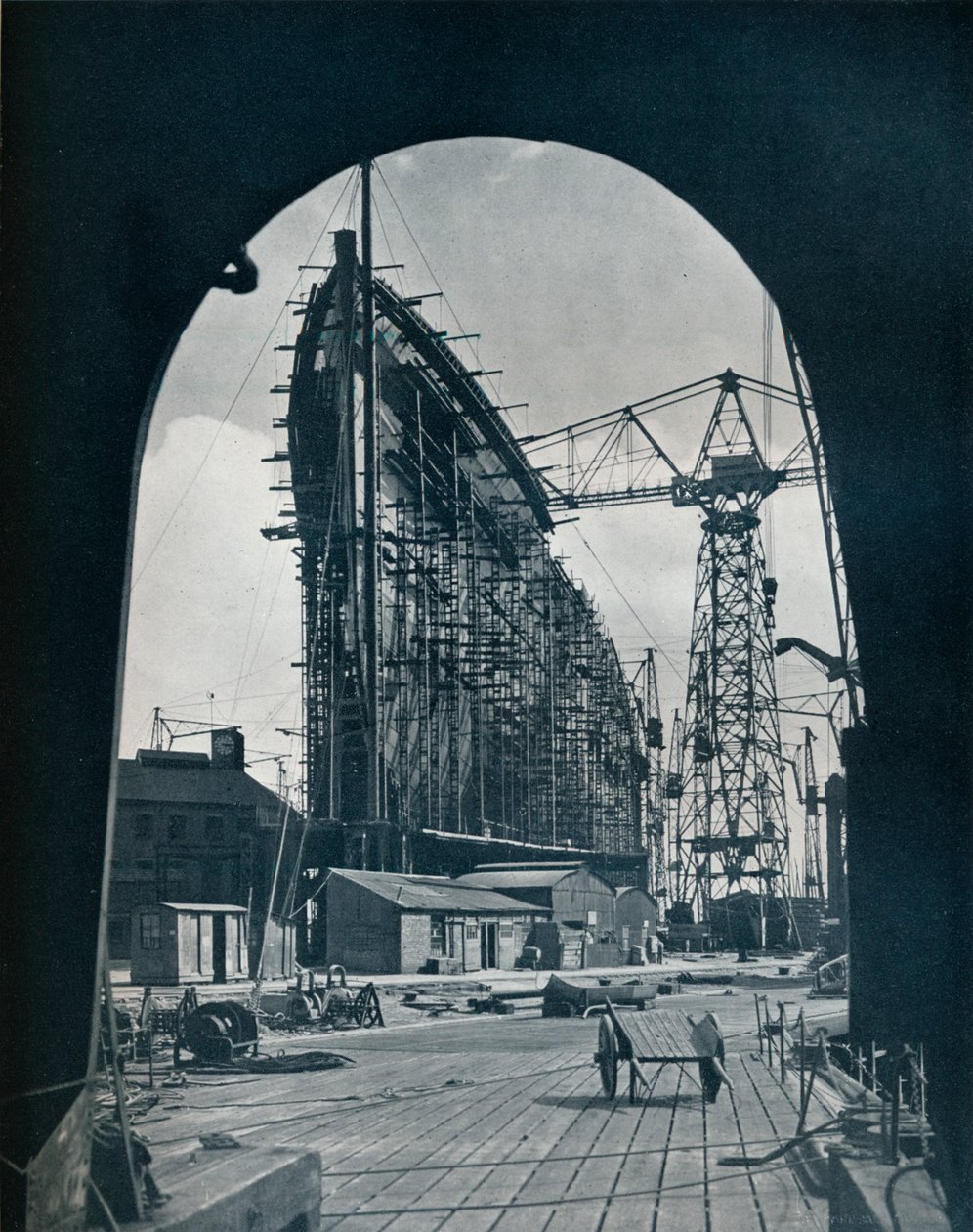 Una vista sorprendente della gigantesca nave Cunard, Queen Mary, a Clydebank, Glasgow, 1934 da Unbekannt