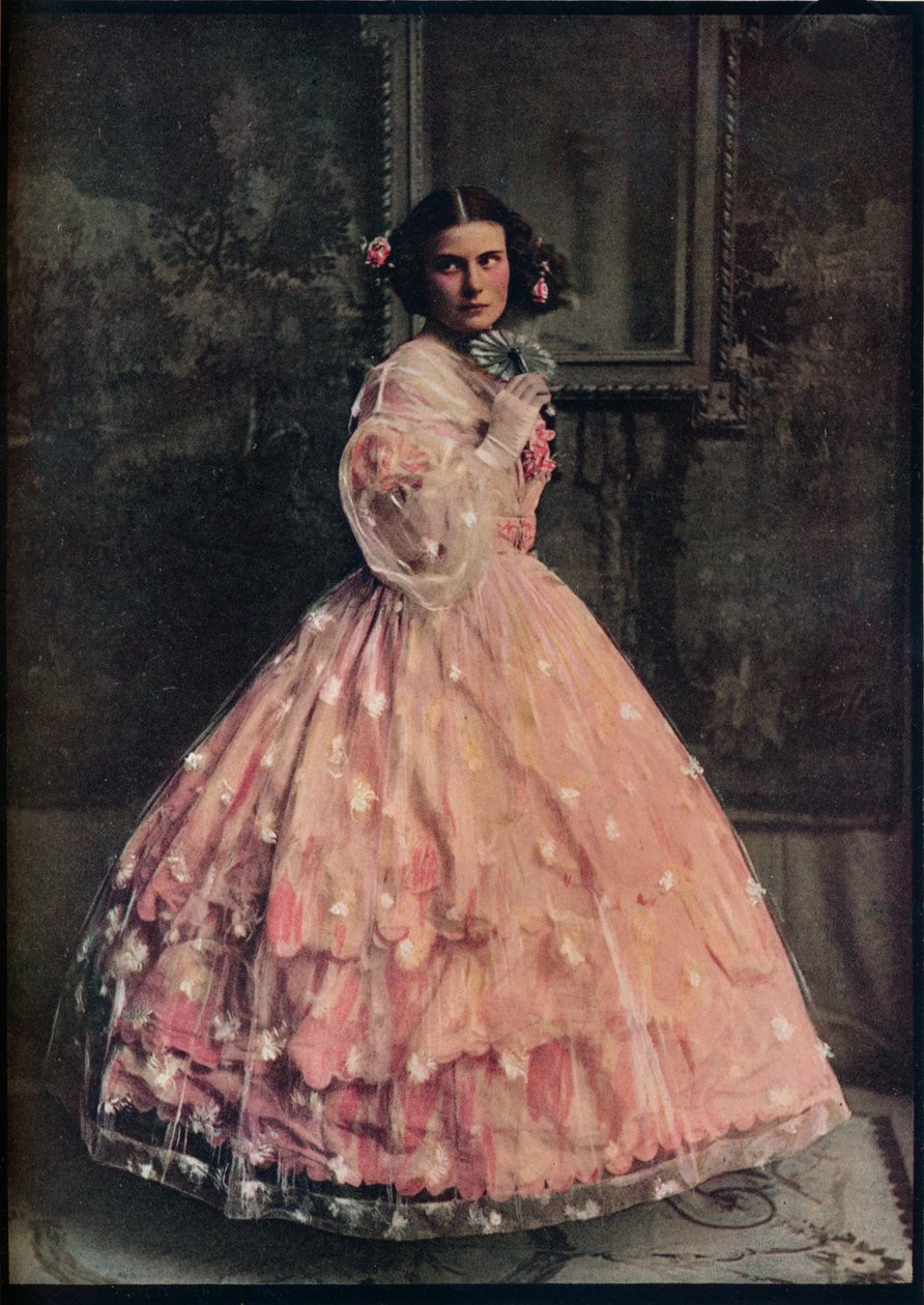 Un abito da ballo a tre balze di seta rosa, con soprabito di garza fiorita bianca, 1850-60, c1913 da Unbekannt