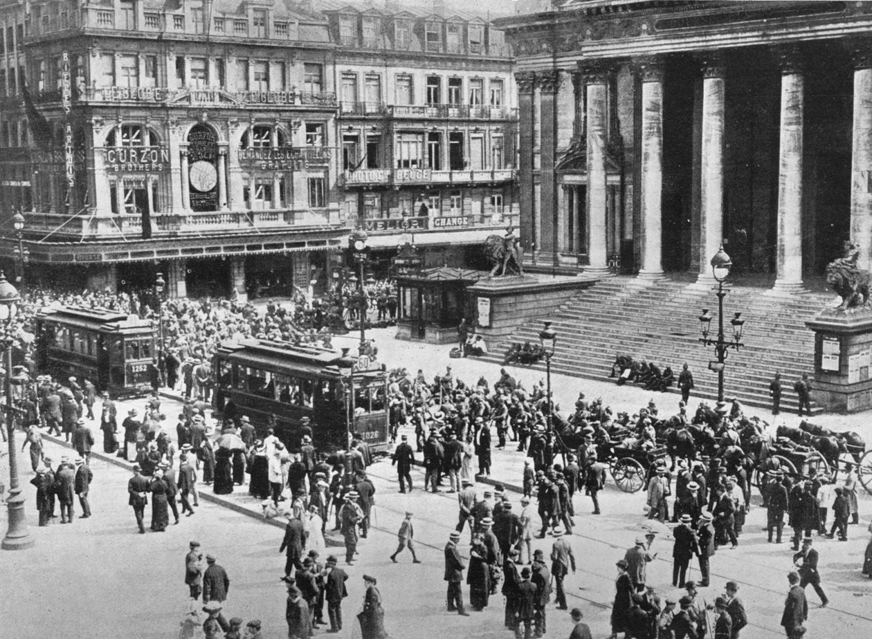 Una vista della Borsa durante il passaggio delle truppe tedesche, 1914 da Unbekannt
