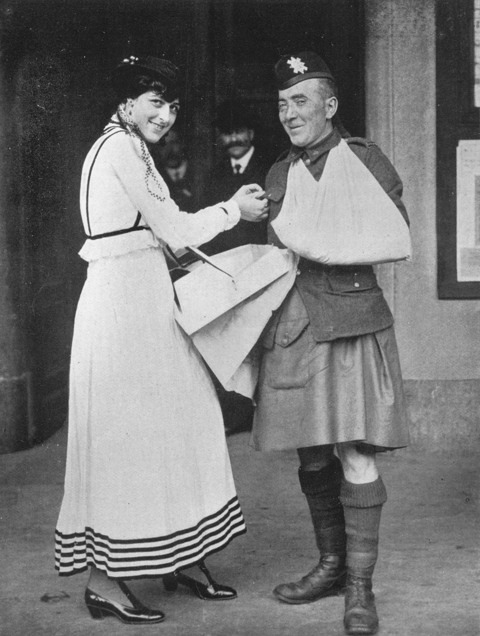 Un incidente durante una giornata di beneficenza di guerra, 1915 da Unbekannt