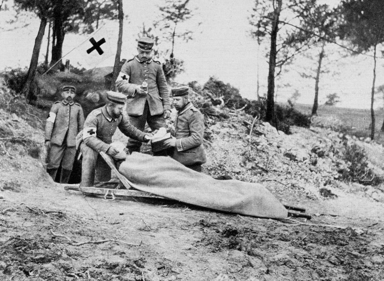 Un soldato tedesco ferito in una stazione di medicazione, Prima Guerra Mondiale, 1915 da Unbekannt