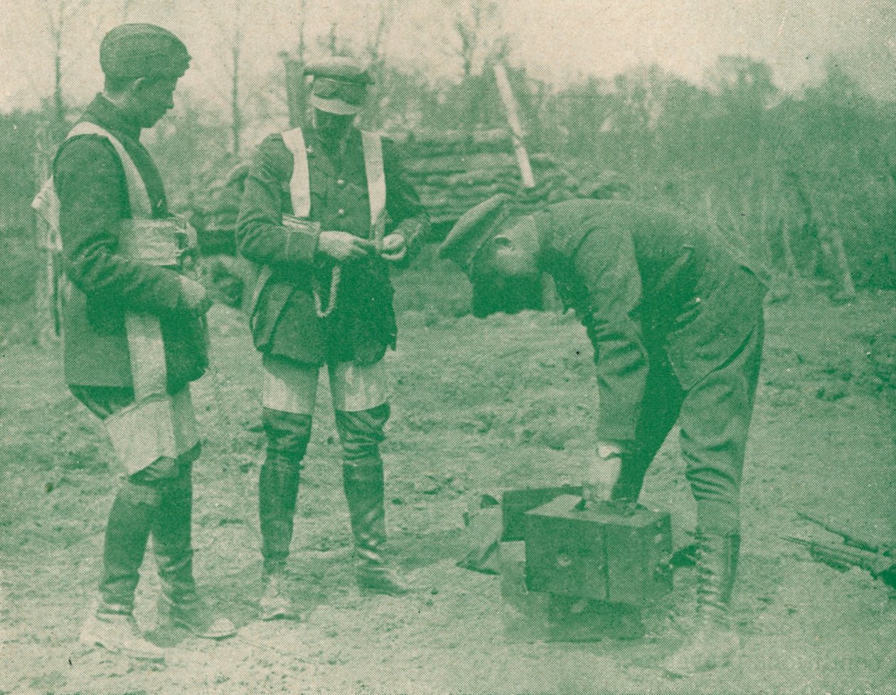 Fotografi aerei che fissano le imbracature del paracadute prima di salire, c1917 1919 da Unbekannt