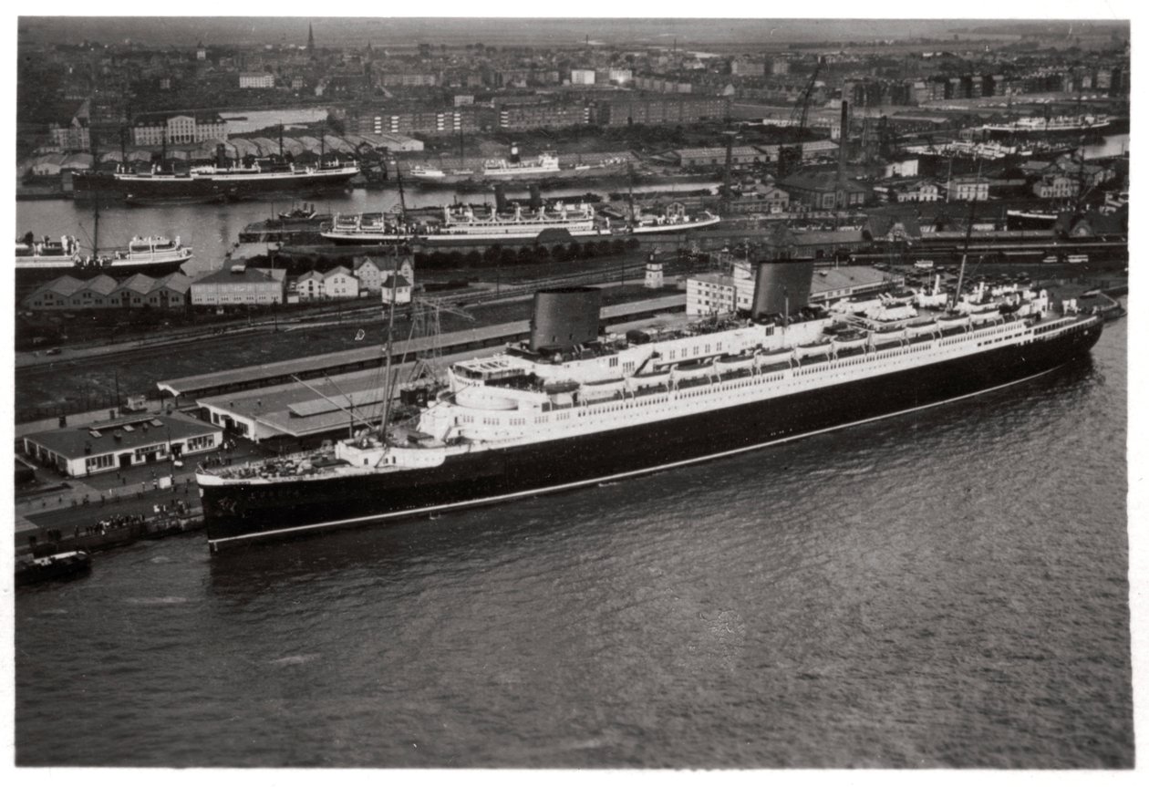 Vista aerea del porto di Brema, Germania, e del transatlantico Europa, da un dirigibile, c1931 1933 da Unbekannt