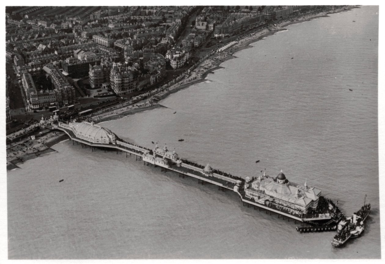 Vista aerea di Eastbourne, Sussex, da un dirigibile, 1931 da Unbekannt