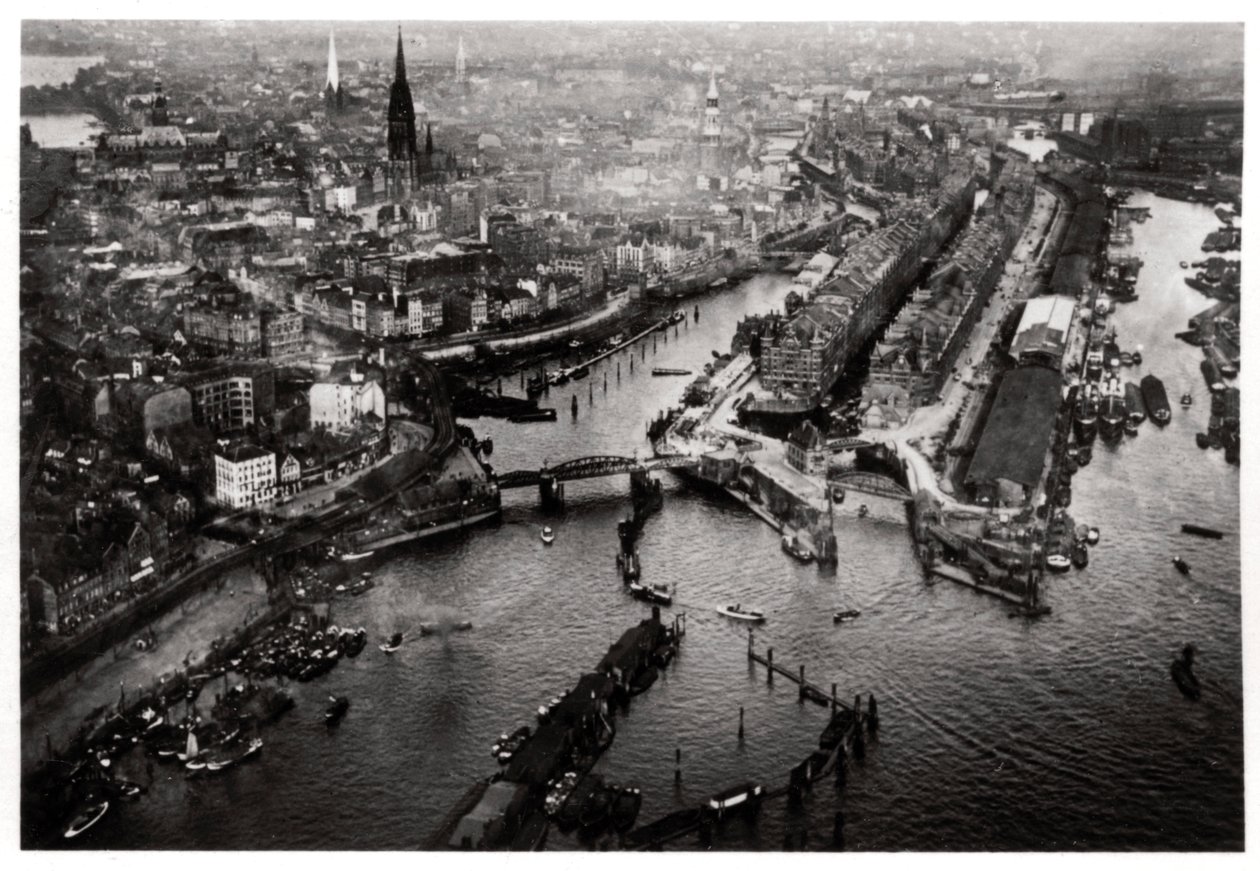 Veduta aerea del porto di Amburgo, Germania, da un dirigibile da Unbekannt