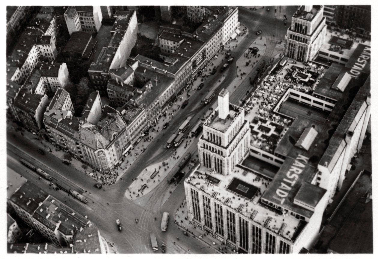Veduta aerea di Hermannplatz, Berlino Neukölln, Germania, da un dirigibile, c1931 1933 da Unbekannt