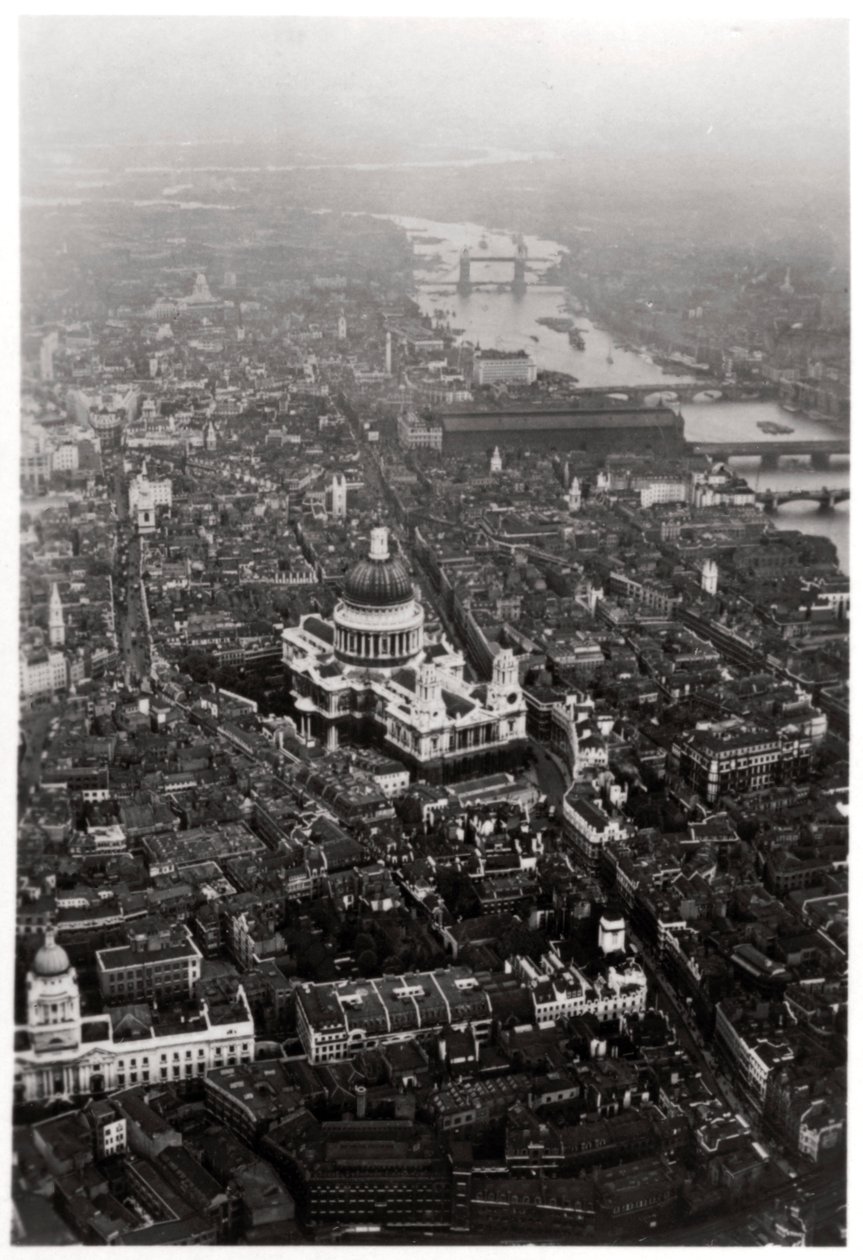 Vista aerea della Cattedrale di San Paolo, Londra, da un dirigibile, 1931 1933 da Unbekannt