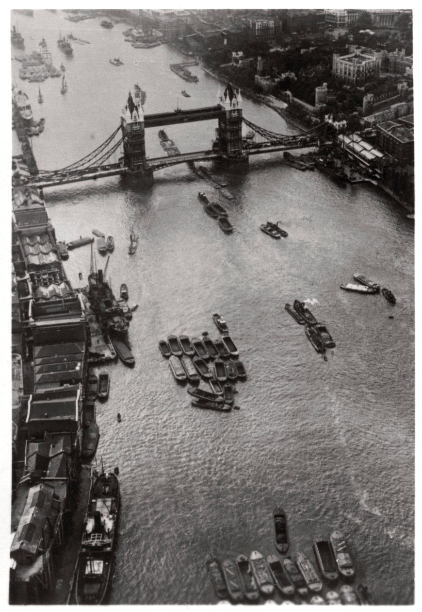 Veduta aerea del Tower Bridge, Londra, da un dirigibile da Unbekannt