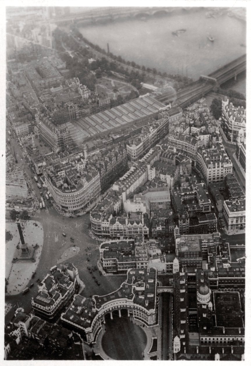 Veduta aerea di Trafalgar Square, Londra, da un dirigibile, 1931-1933 da Unbekannt