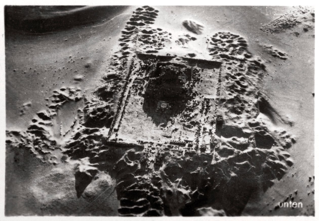 Vista aerea degli scavi archeologici vicino a Saqqara, Egitto, 1931 1933 da Unbekannt