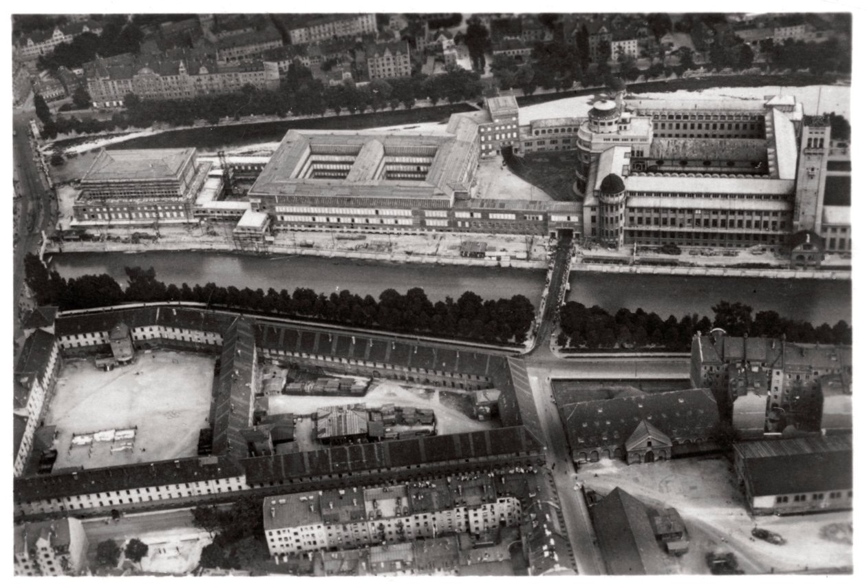 Vista aerea del Deutsches Museum, Monaco, Germania, da un dirigibile, c1931 1933 da Unbekannt
