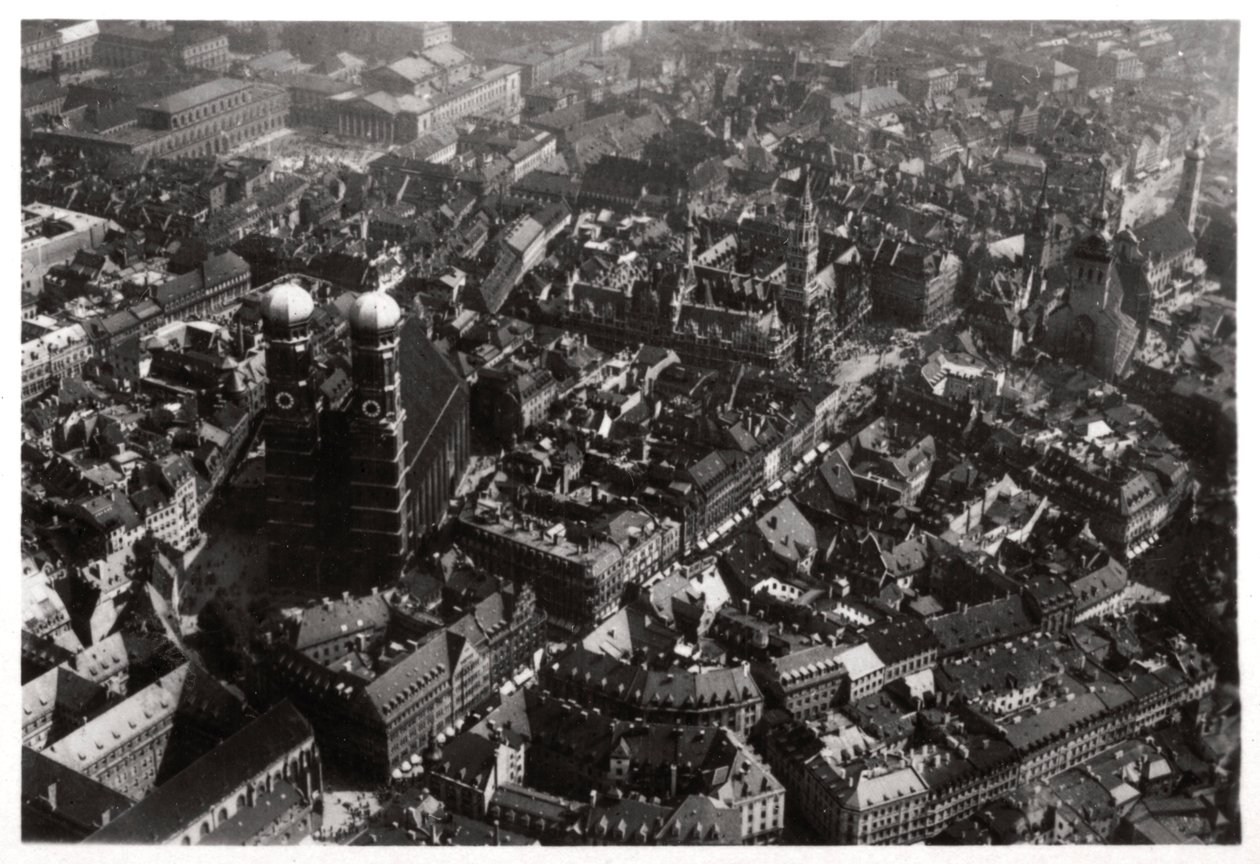 Vista aerea della Frauenkirche, Monaco, Germania, da un dirigibile, c1931 1933 da Unbekannt