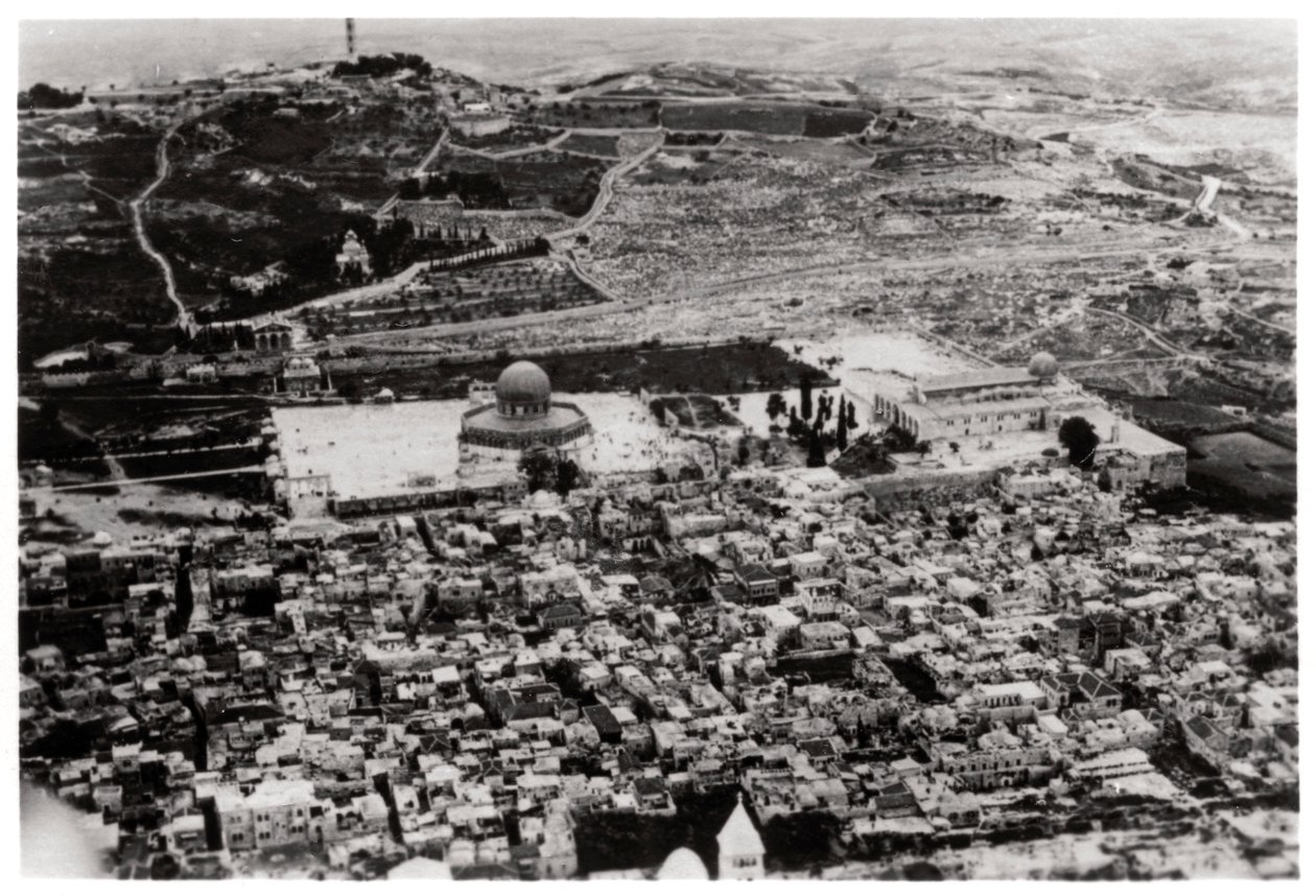 Vista aerea della Moschea di Omar, Gerusalemme, Palestina, da un dirigibile, 1931-1933 da Unbekannt