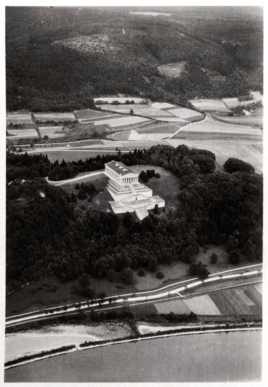 Veduta aerea del Tempio di Walhalla, vicino a Ratisbona, Germania, da un dirigibile, c1931 1933 da Unbekannt