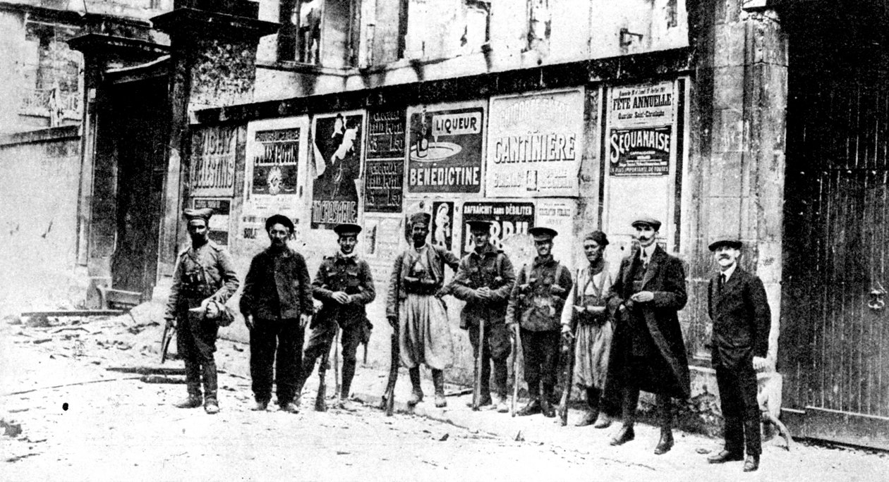 Cacciatore africano, due Turcos e tre soldati britannici, Soissons, Francia, Prima Guerra Mondiale, 1914 da Unbekannt