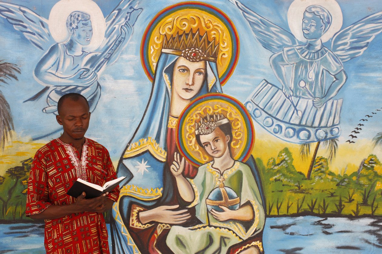 Uomo africano che legge la Bibbia, Togo Ville, Togo da Unbekannt