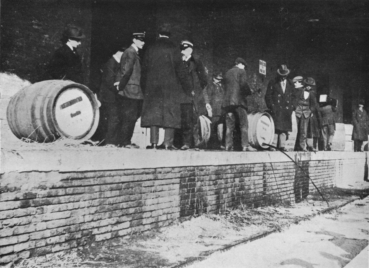 Dopo la dichiarazione di guerra: birra tedesca sequestrata in un deposito doganale italiano, 1915 da Unbekannt