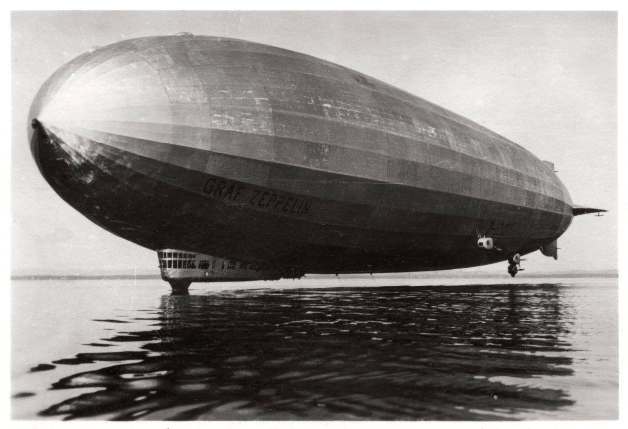 Dirigibile LZ127 Graf Zeppelin che atterra sul Lago di Costanza, Germania, 1933 da Unbekannt