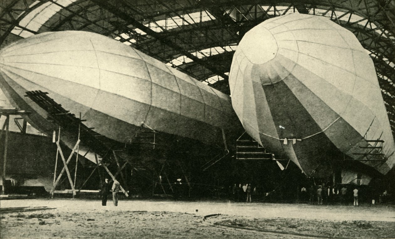 Dirigibili in hangar, Prima Guerra Mondiale, 1914, c1920 da Unbekannt